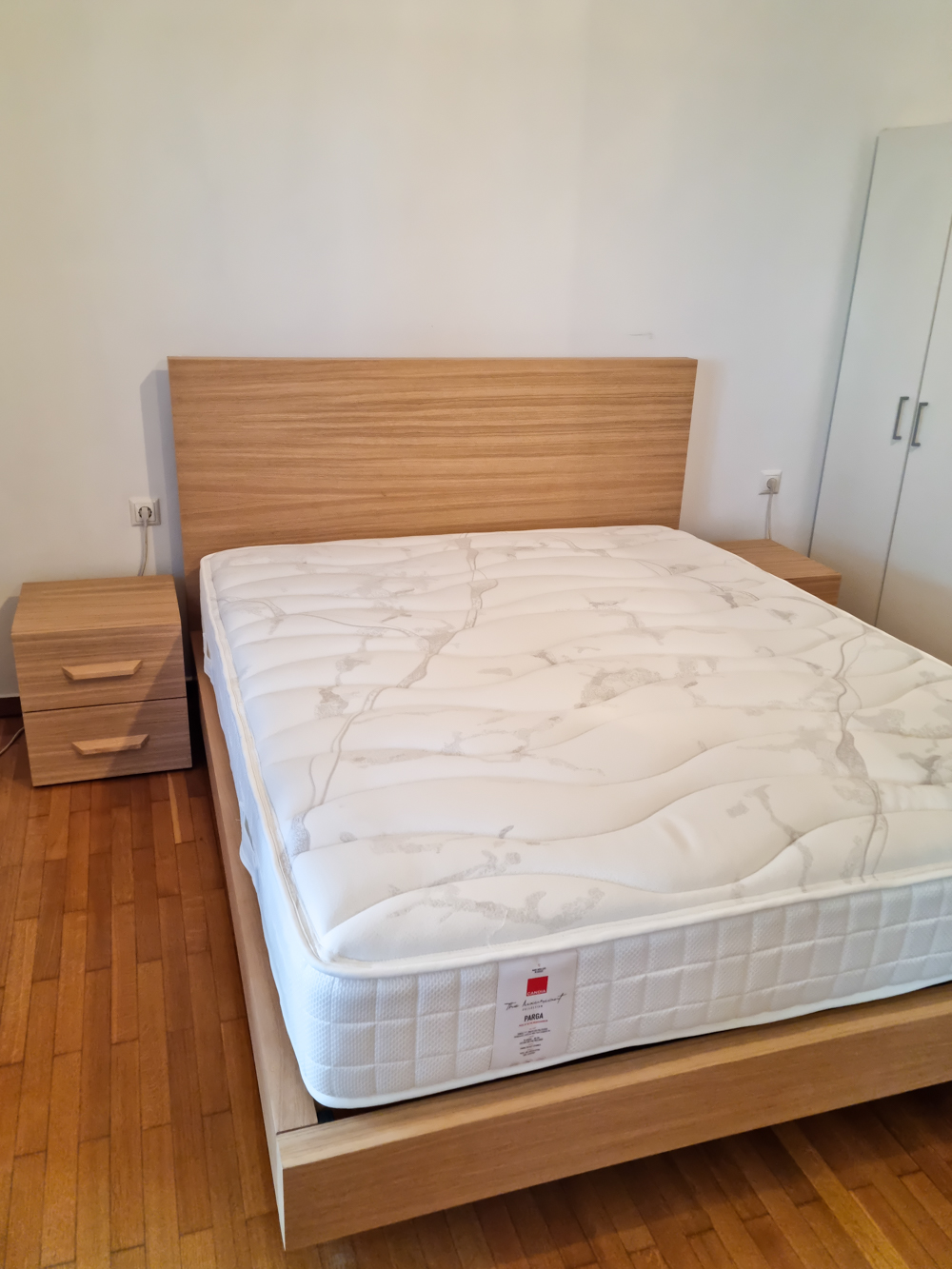 gallery-item
