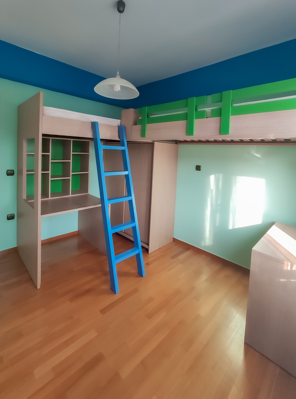 gallery-item